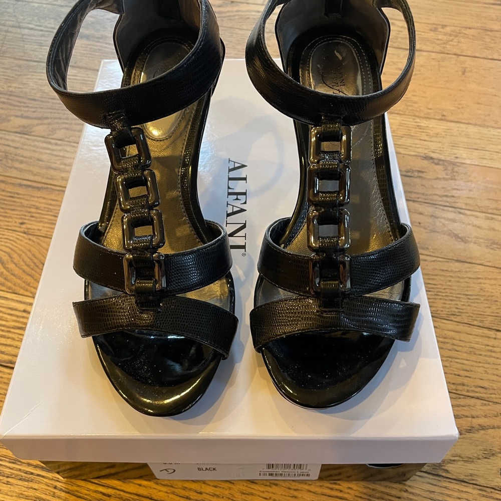 Great Preowned condition Alfani Black Step N Flex Charisma sandals size 6.5.